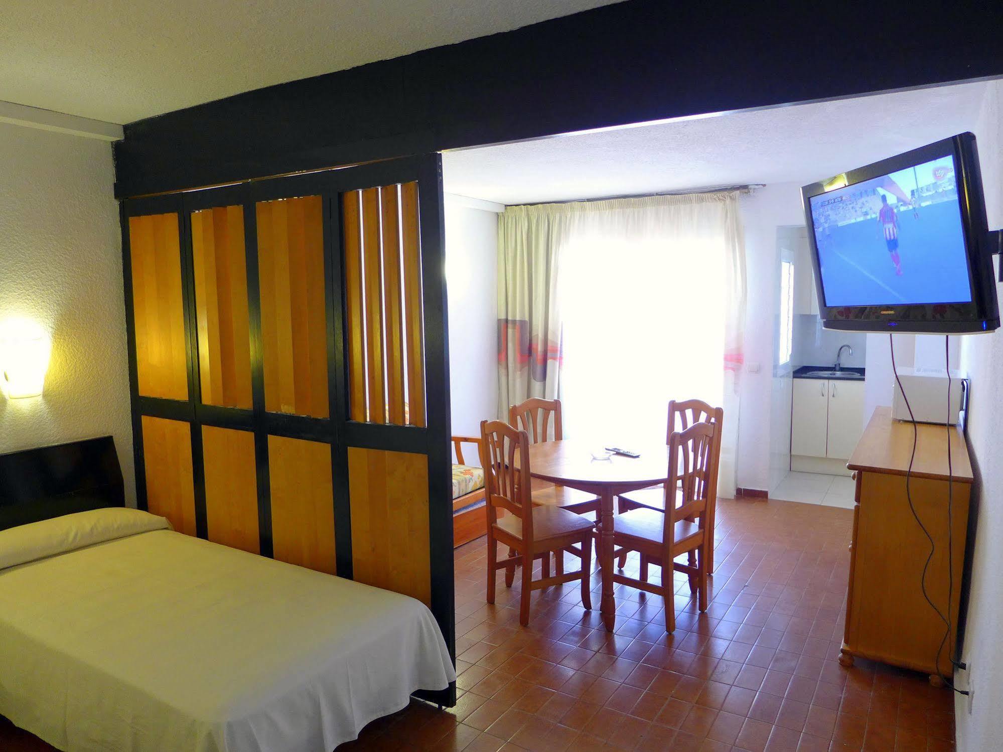 Apartamentos Alboran-Arysal Salou Bagian luar foto
